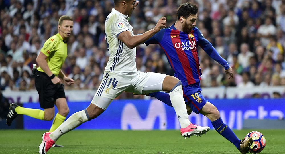 ¿Cada cuántos minutos le pega al arco Messi?