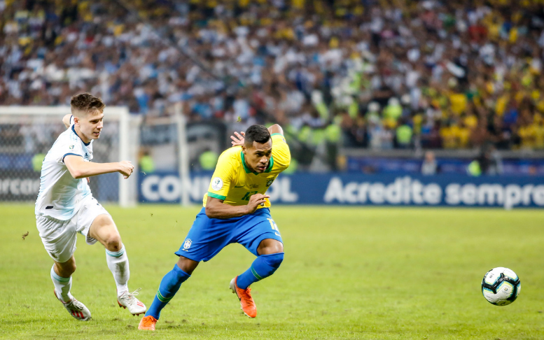 Alex Sandro dice tener los méritos