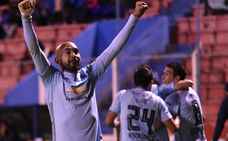 Bolívar rescató el liderato