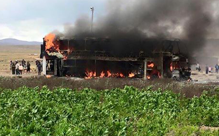 Bus de Wilstermann se incendia en ruta a Oruro