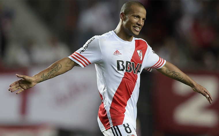 Carlos Sánchez le ganó la pulseada a Tevez y es el mejor de América