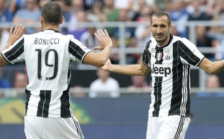 Chiellini y Bonucci por la camiseta de Messi 