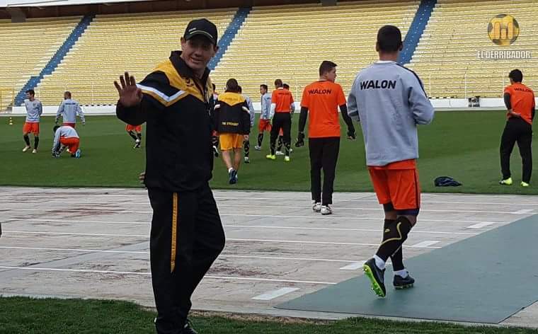 Con el equipo en la cabeza