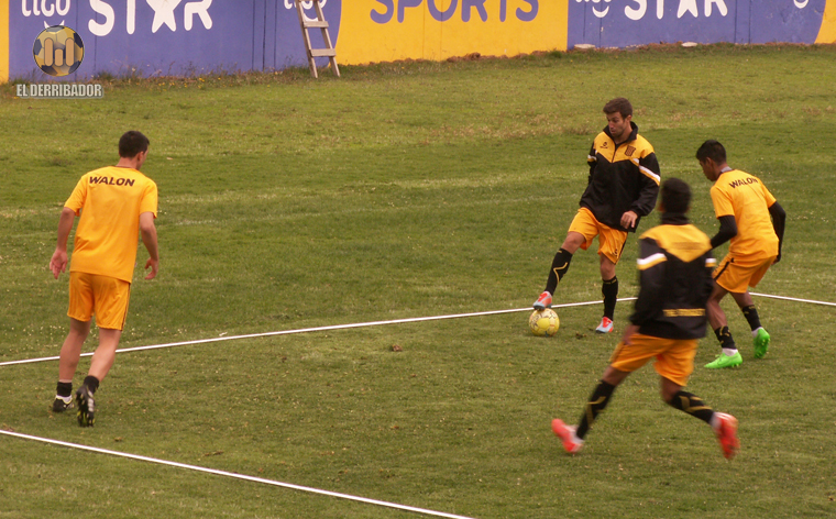 Con pizarra en cancha