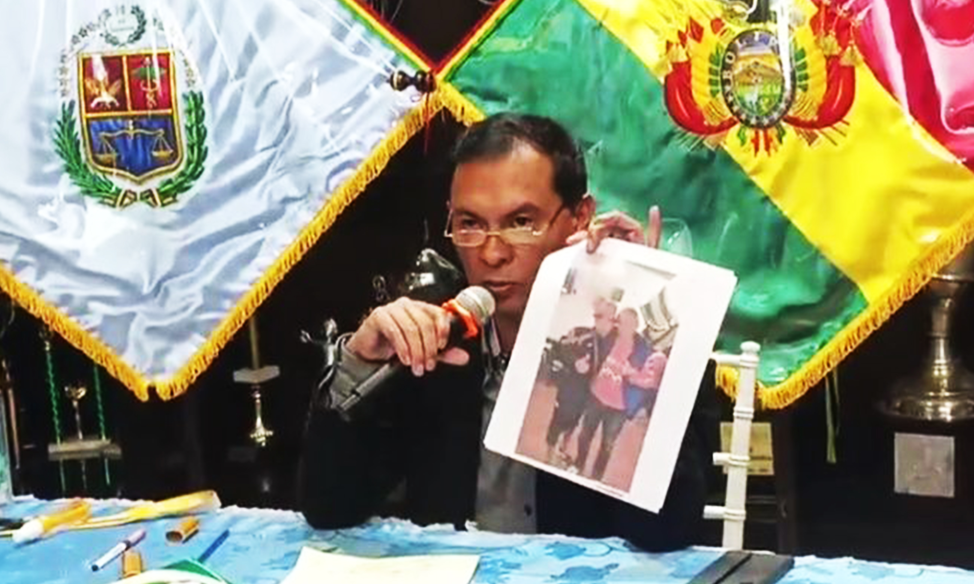 Cornejo amenaza con los niños