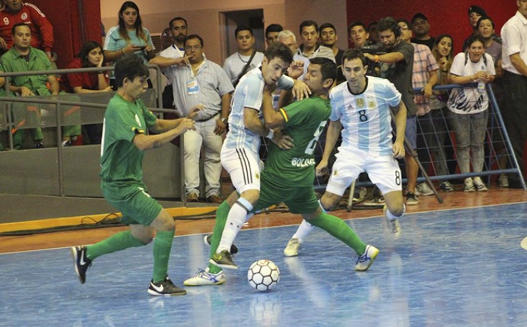 Debut contra el local