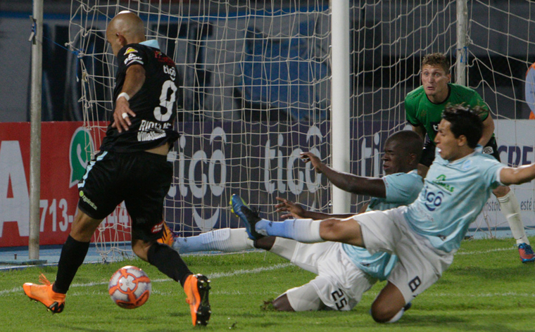 Dos celestes se encuentran en el Valle