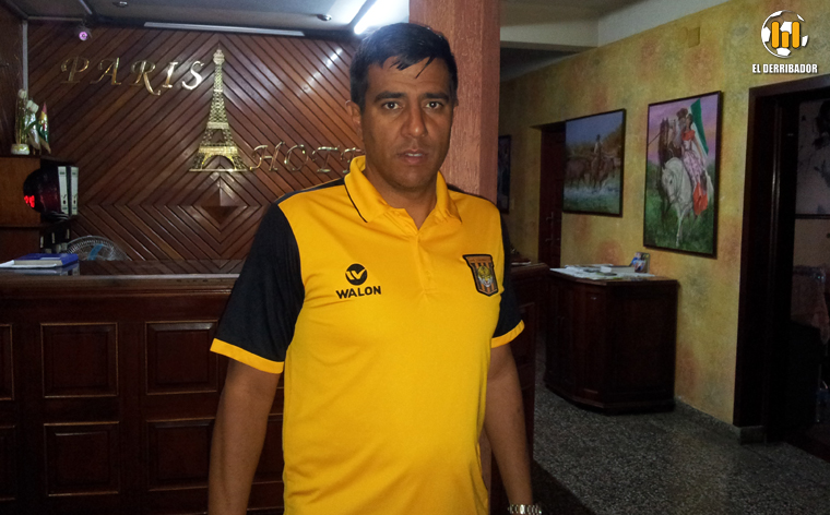 Farías con seriedad