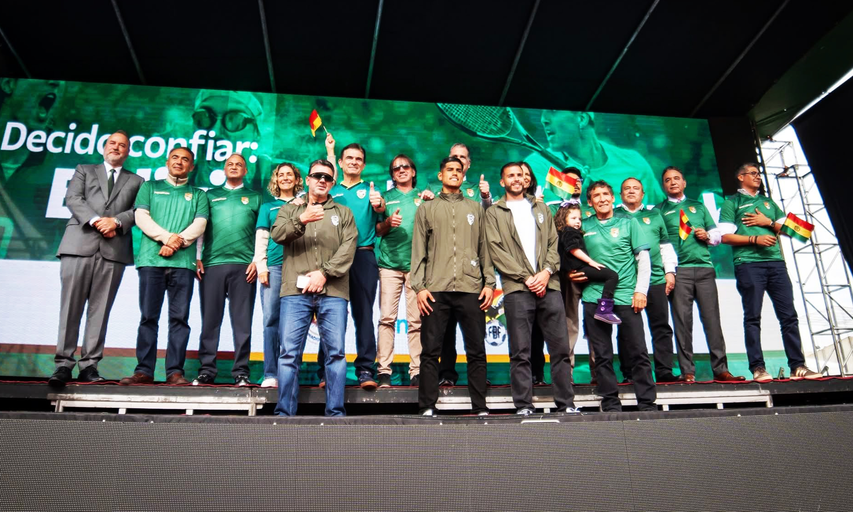 Impuestos y fútbol en la TV, los anuncios de Rodrigo Paz