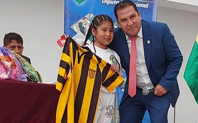 Montes compartió con los niños 