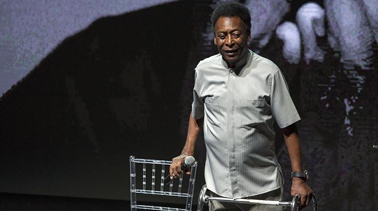 Pelé fue hospitalizado