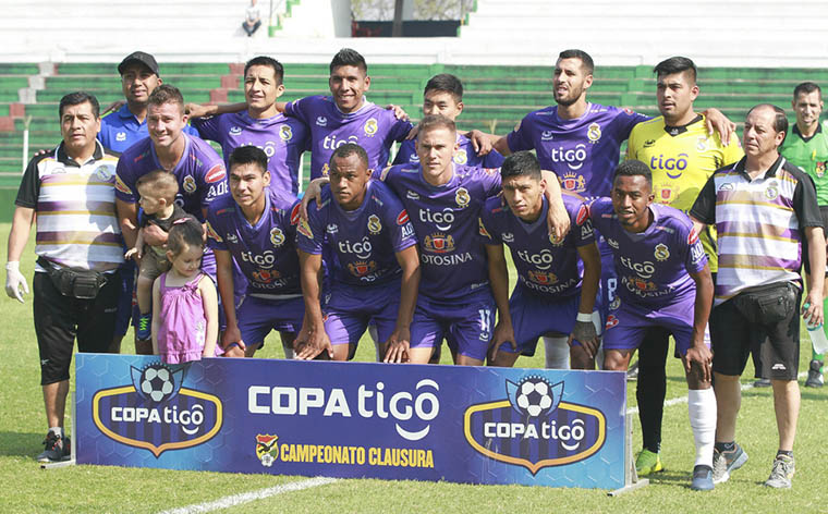 Real Potosí con equipo completo