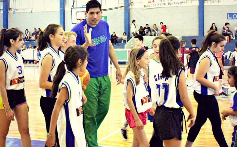Salvatierra exporta nuestro básquet