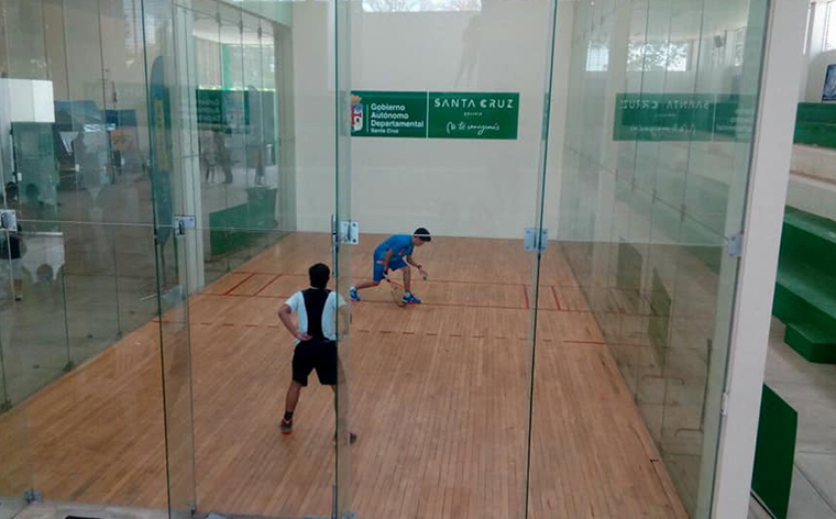 Santa Cruz pisa fuerte en raquet