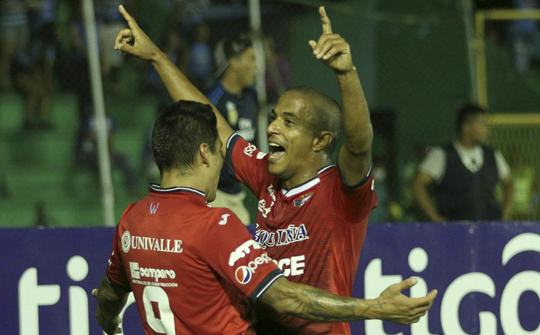 Serginho juega contra el Santo