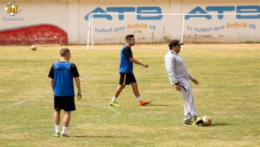 A los delanteros se los busca afuera