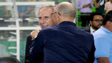 Arias se fue golpeado