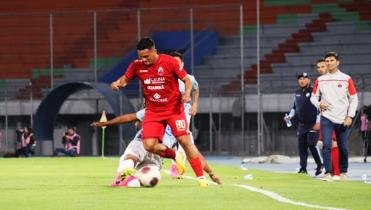 Aurora empata y no gusta