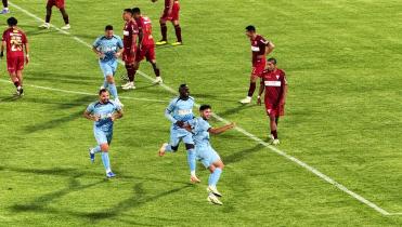 Aurora hace su tarea de local