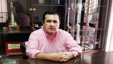 Blanco toma asiento