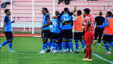 Blooming solo siguió aplastando a Independiente en Sucre esta tarde