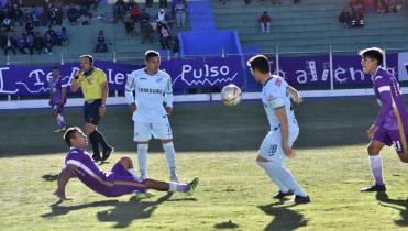 Bolívar con cuatro en el fondo