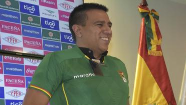 César Farías continuará