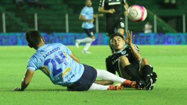 Choque de celestes en Santa Cruz