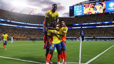 Colombia avanza a la gran final con un jugador menos ante Uruguay
