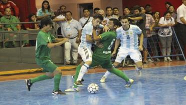 Debut contra el local