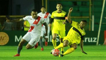 Destroyers gana en la lluvia