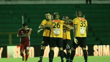 Destroyers sorprendió al líder