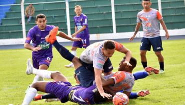 Dos necesitados a la cancha en Warnes