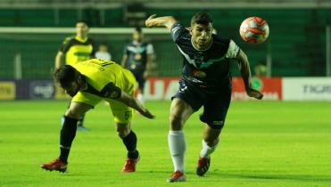 Dos necesitados juegan en el Tahuichi