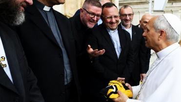 El Papa León XIV recibe la camiseta de The Strongest