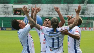 El Santo acaricia la copa