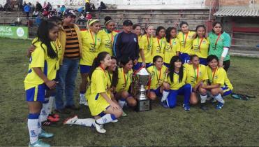 Issac Mollinedo feliz por sus chicas