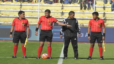 Los árbitros esperan por Salinas
