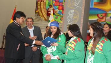 Medallistas con sus premios