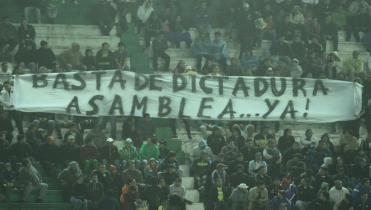 Oriente entre abucheos