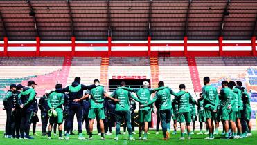 Óscar Villegas espera por los últimos jugadores legionarios