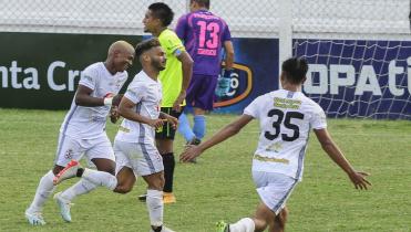 Real Santa Cruz doblegó a Aurora