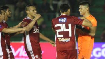 Royal Pari derrota a Oriente Petrolero