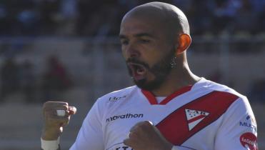 Se acomodó en la cima