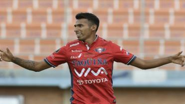 Serginho y Gilbert adelante