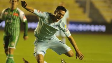 Thomaz grita su molestia
