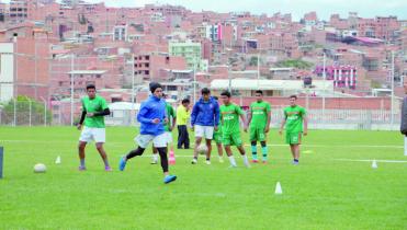Universitario con cuatro bajas