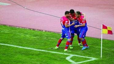 Universitario gana y se suma