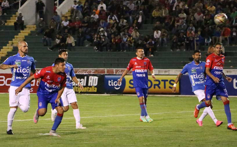 Universitario como local ganó 2 a 0 a Blooming