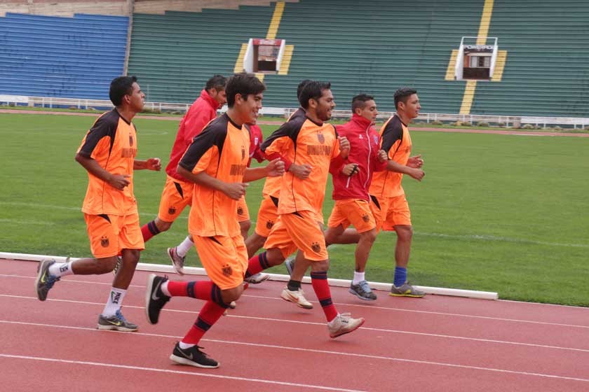 Universitario con equipo completo